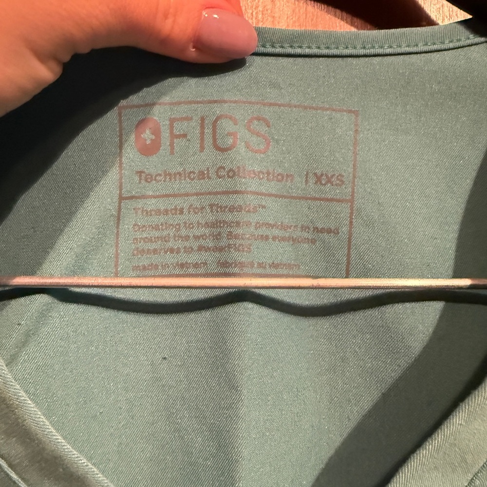 Figs Women’s Scrub Set - Picture 8 of 10